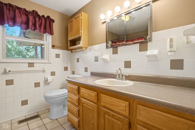 852 Knollwood Drive, Columbus, IN 47203