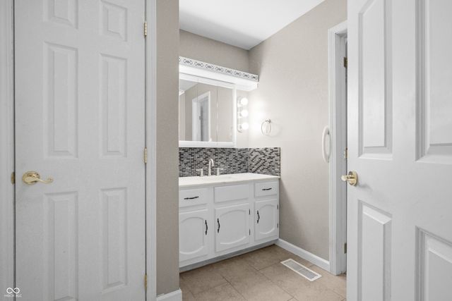852 Knollwood Drive, Columbus, IN 47203