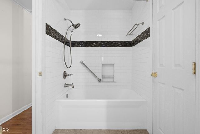 852 Knollwood Drive, Columbus, IN 47203