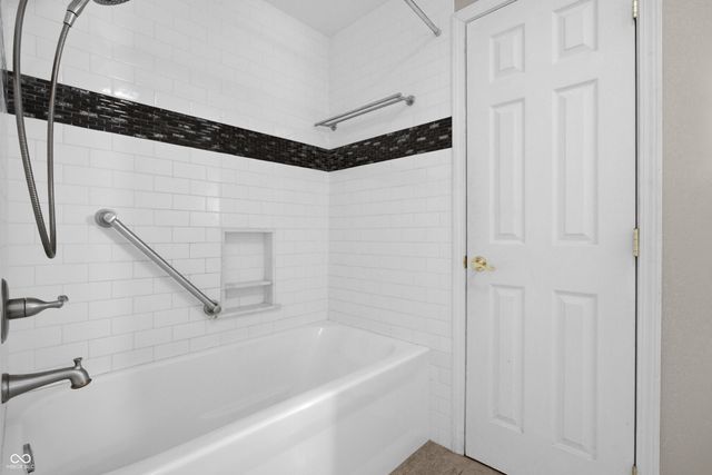 852 Knollwood Drive, Columbus, IN 47203