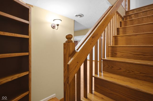 852 Knollwood Drive, Columbus, IN 47203