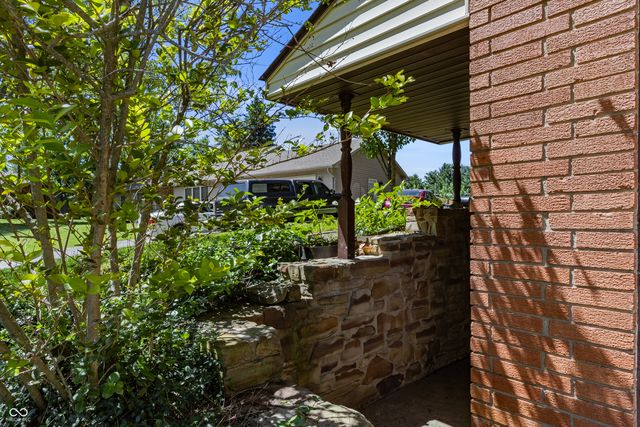 852 Knollwood Drive, Columbus, IN 47203
