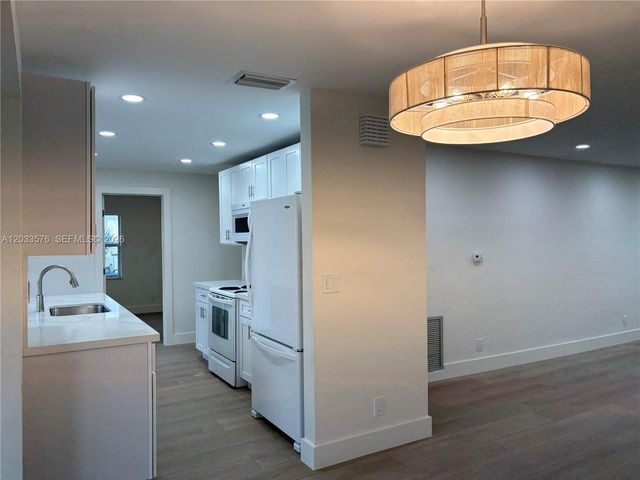 1221 NW 44th Street ., Deerfield Beach, FL 33064