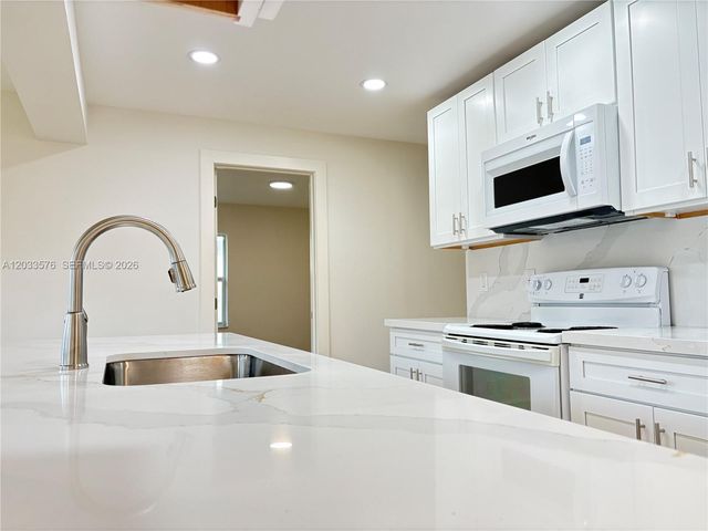 1221 NW 44th Street ., Deerfield Beach, FL 33064