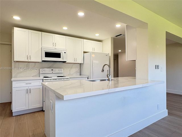 1221 NW 44th Street ., Deerfield Beach, FL 33064