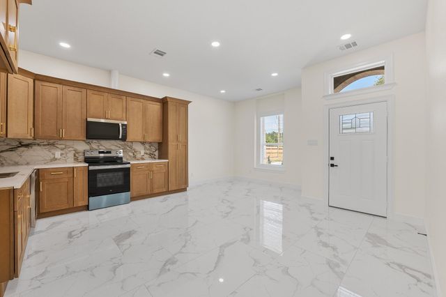 141 County Road 3372, Cleveland, TX 77327