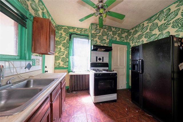 2627 Ellis St, Perry Hilltop, PA 15214