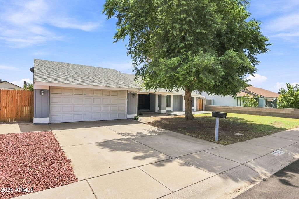 7635 W COLLEGE Drive, Phoenix, AZ 85033 — exterior