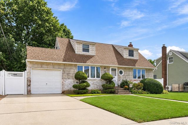 15 Scholl Drive, Farmingdale, NY 11735
