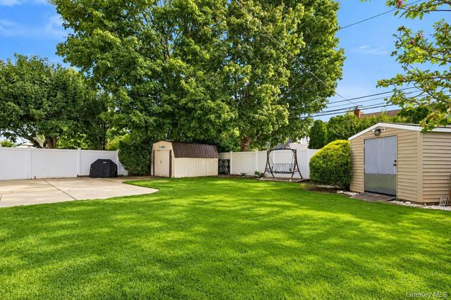 15 Scholl Drive, Farmingdale, NY 11735