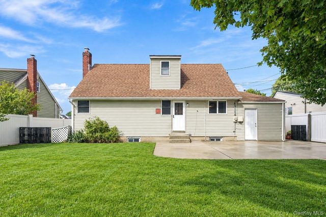 15 Scholl Drive, Farmingdale, NY 11735