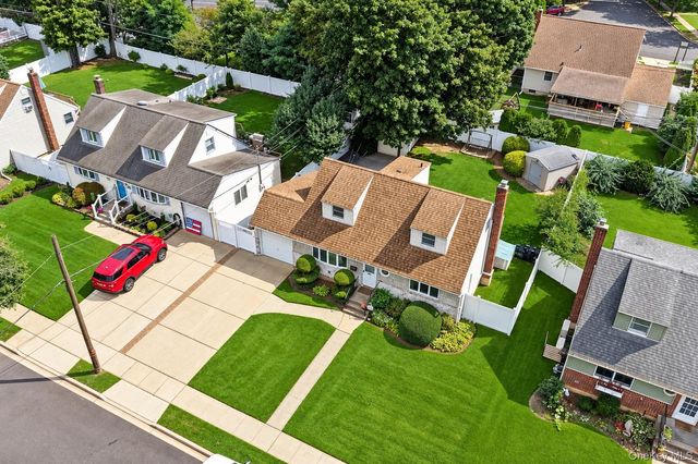15 Scholl Drive, Farmingdale, NY 11735