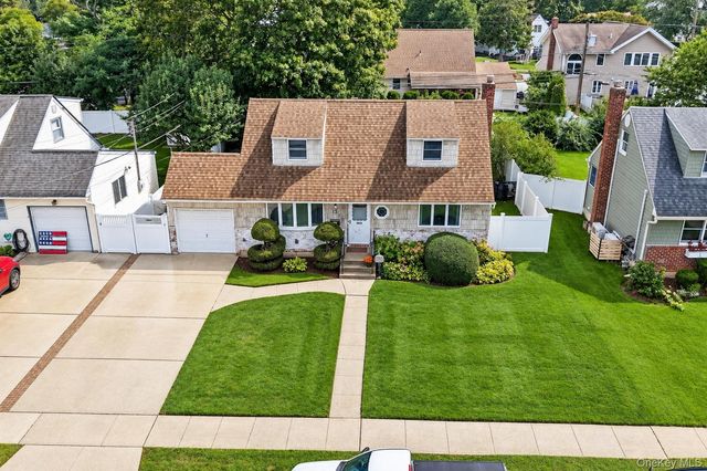 15 Scholl Drive, Farmingdale, NY 11735