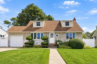 15 Scholl Drive, Farmingdale, NY 11735