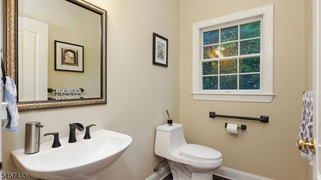 8 Downingtown Ct, Warren Twp., NJ 07059