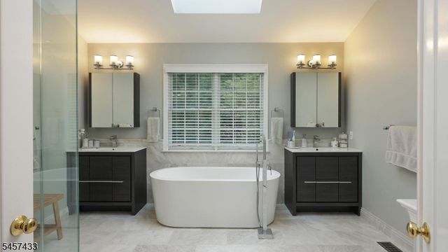 8 Downingtown Ct, Warren Twp., NJ 07059