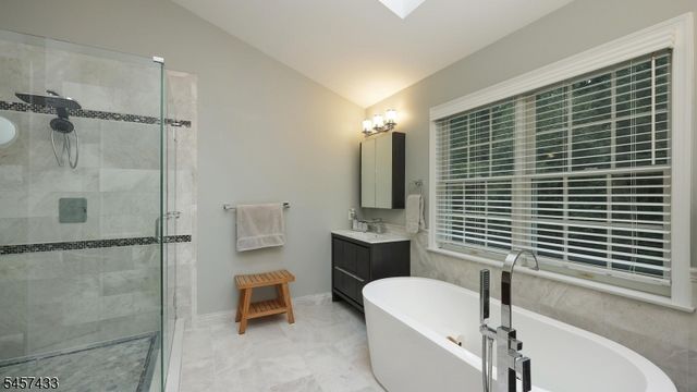 8 Downingtown Ct, Warren Twp., NJ 07059