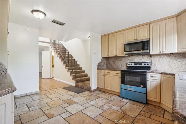 7320 Lennox Avenue D11, Van Nuys, CA 91405