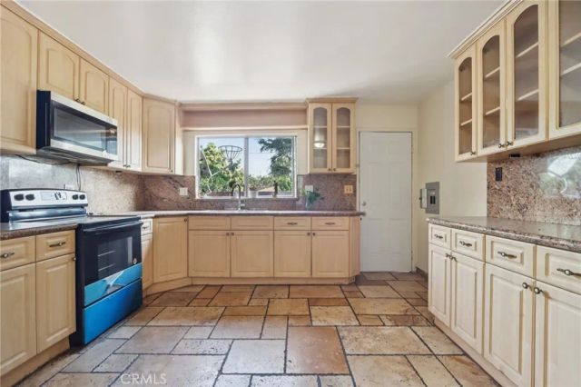 7320 Lennox Avenue D11, Van Nuys, CA 91405