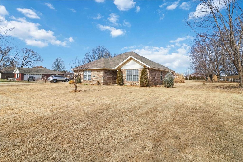 13648 N UA Beef Farm, Fayetteville, AR 72704