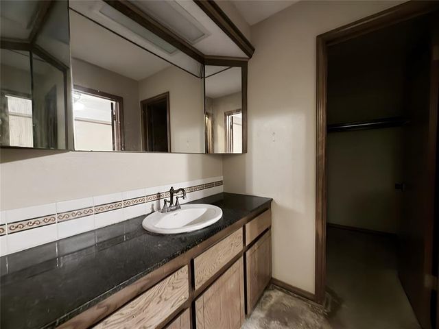 1913 Singingwood Avenue, Edmond, OK 73013