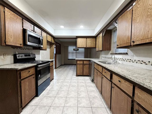 1913 Singingwood Avenue, Edmond, OK 73013