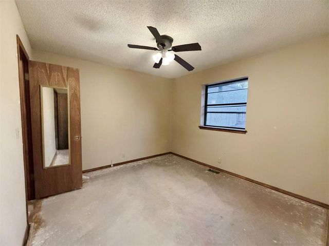 1913 Singingwood Avenue, Edmond, OK 73013