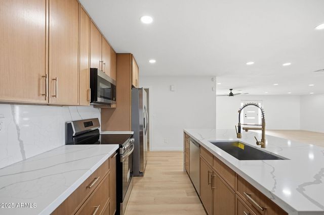 2416 E PIESTEWA PEAK Drive, Phoenix, AZ 85016