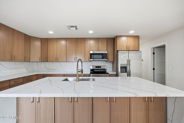 2416 E PIESTEWA PEAK Drive, Phoenix, AZ 85016