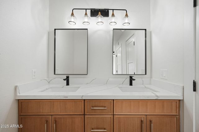 2416 E PIESTEWA PEAK Drive, Phoenix, AZ 85016