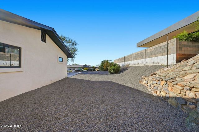 2416 E PIESTEWA PEAK Drive, Phoenix, AZ 85016