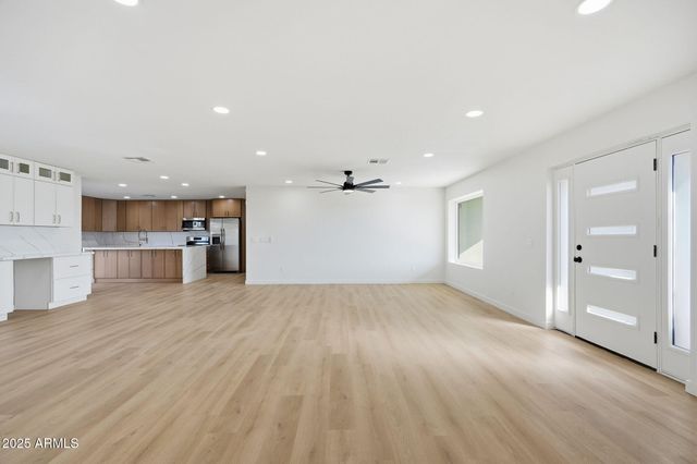 2416 E PIESTEWA PEAK Drive, Phoenix, AZ 85016