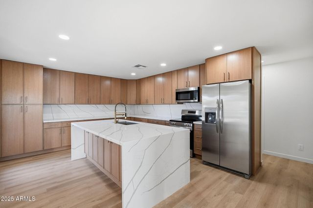 2416 E PIESTEWA PEAK Drive, Phoenix, AZ 85016