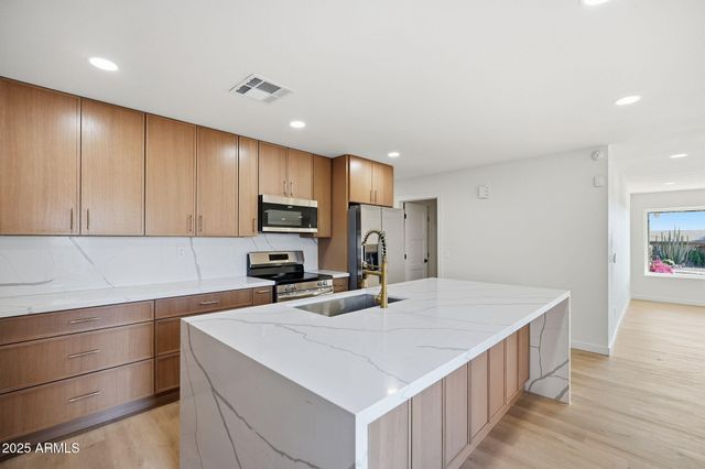 2416 E PIESTEWA PEAK Drive, Phoenix, AZ 85016