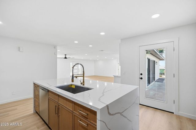 2416 E PIESTEWA PEAK Drive, Phoenix, AZ 85016