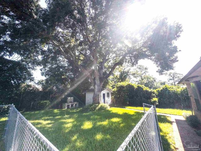 1660 E Hayes St, Pensacola, FL 32503