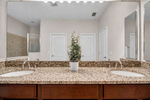8013 HAMPTON GLEN DRIVE, Tampa, FL 33647