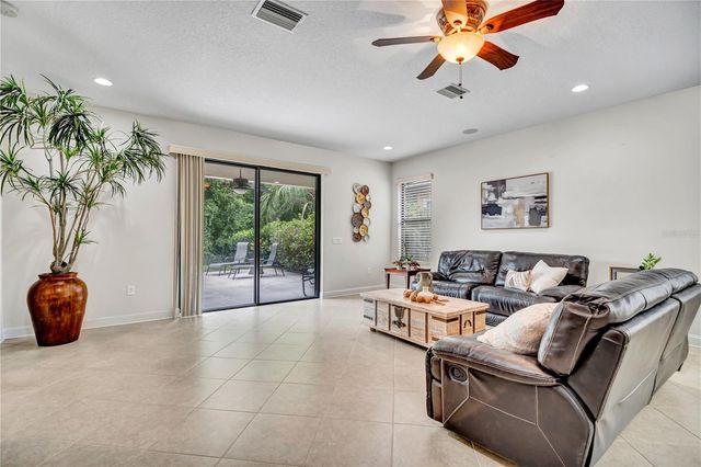 8013 HAMPTON GLEN DRIVE, Tampa, FL 33647