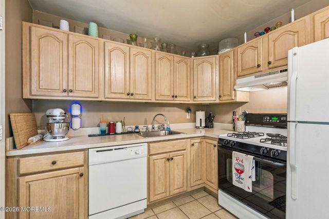 8 Juniper Lane A, Eatontown, NJ 07724