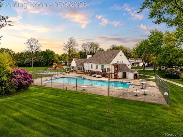 22718 Chestnut Tree, Novi, MI 48375