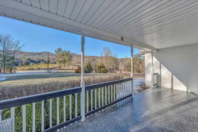 35 Middle Ridge DR, Callaway, VA 24067