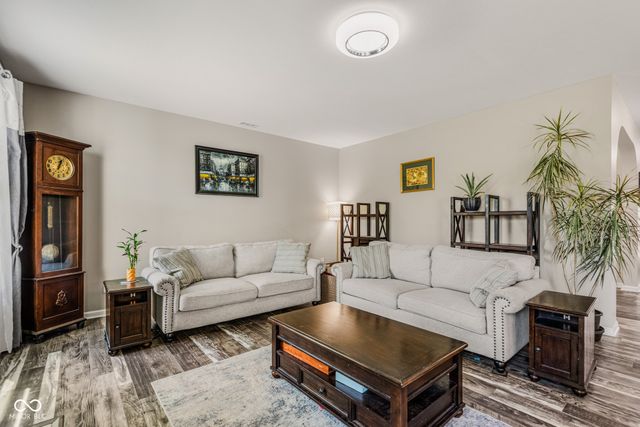 2071 Creek Bank Drive, Columbus, IN 47201