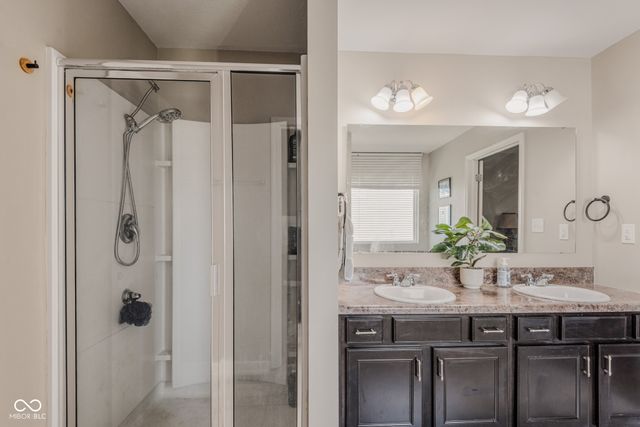 2071 Creek Bank Drive, Columbus, IN 47201