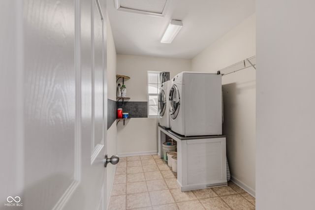 2071 Creek Bank Drive, Columbus, IN 47201