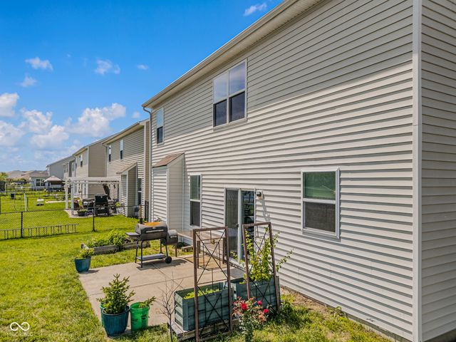 2071 Creek Bank Drive, Columbus, IN 47201