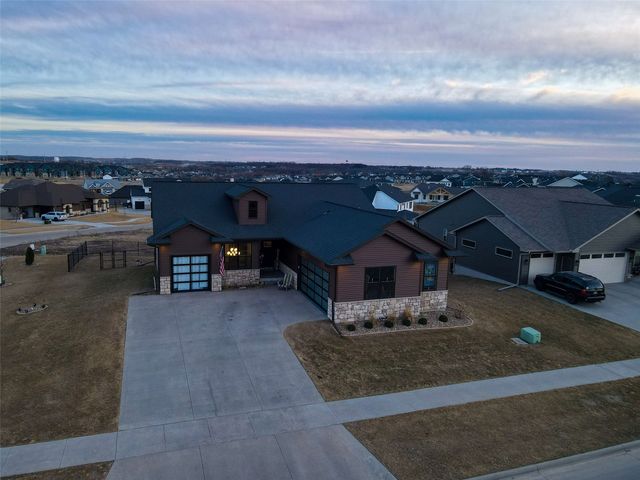 1804 Green Oak Pass, Tiffin, IA 52340