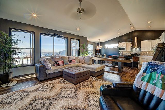 1804 Green Oak Pass, Tiffin, IA 52340