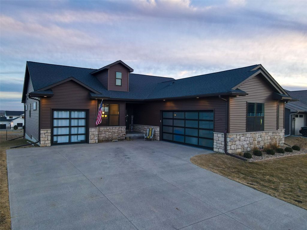 1804 Green Oak Pass, Tiffin, IA 52340