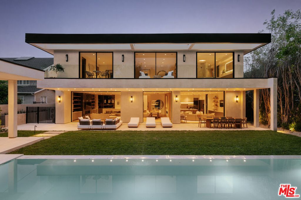 Image 1 of property listing at 605 N Rexford Dr, Beverly Hills, CA 90210