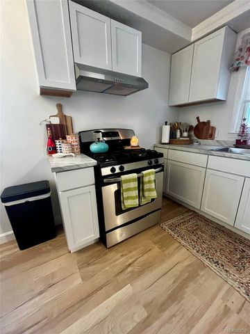 15854 Englewood Avenue, Allen Park, MI 48101